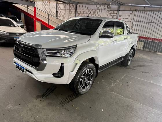 TOYOTA HILUX 2.8 D-4D TURBO DIESEL CD SRX PLUS 4X4 AUTOMÁTICO